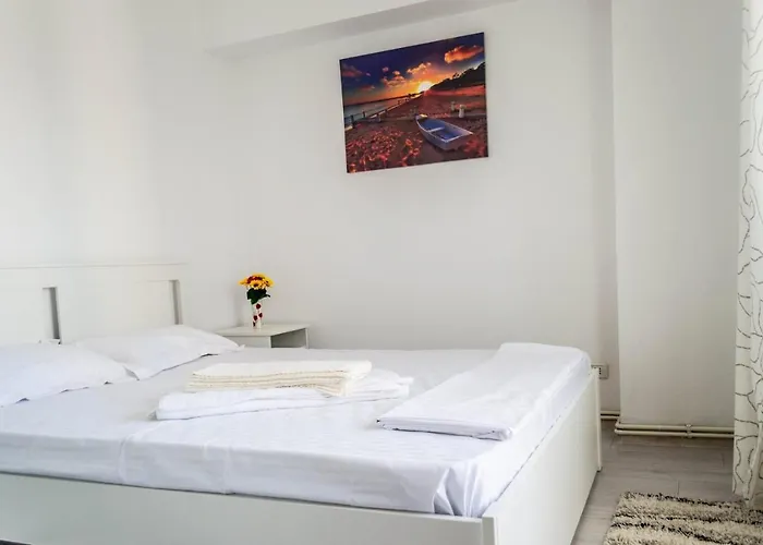 Lara كونستانتا